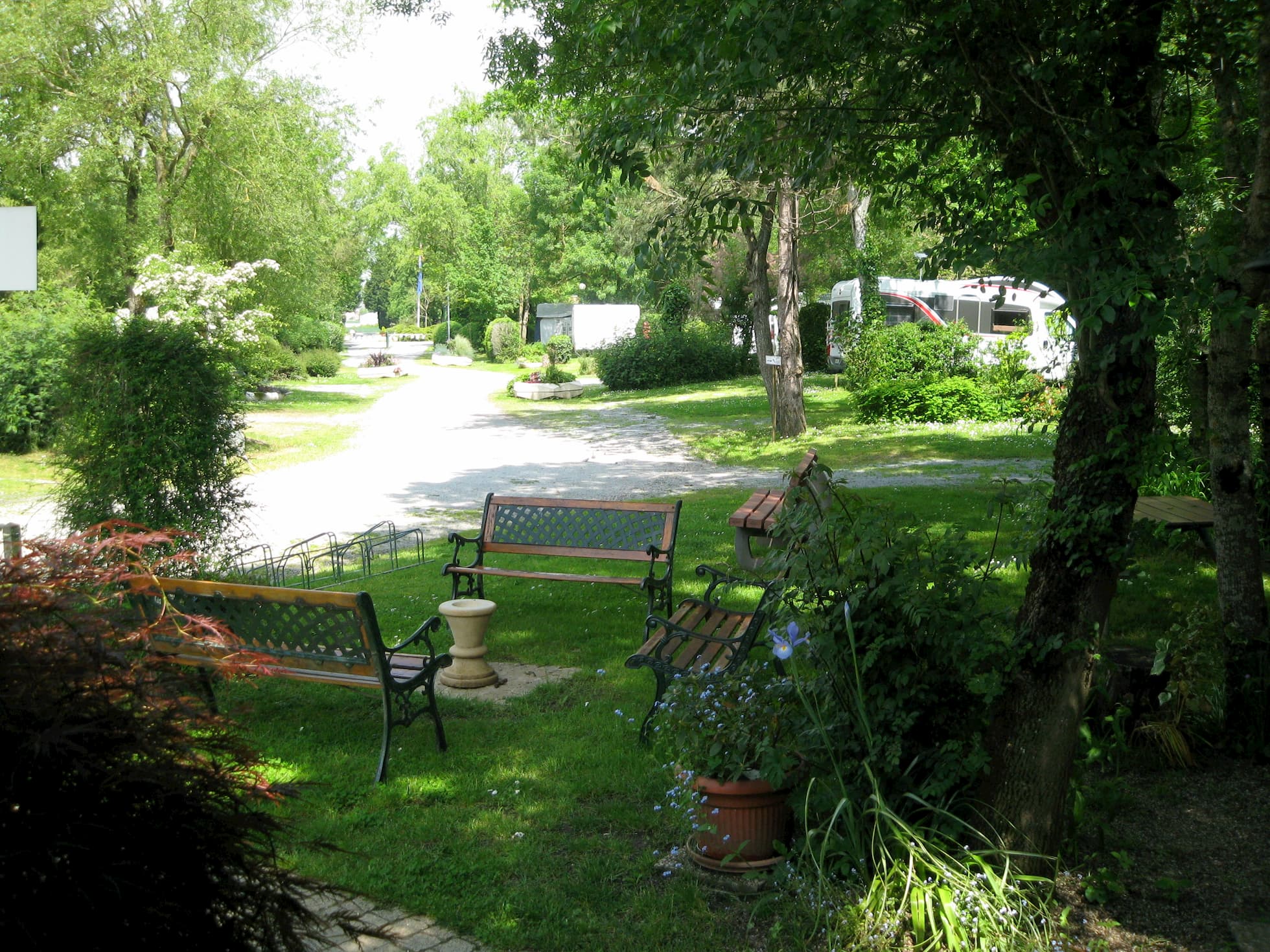 belle-riviere-accueil-bancs