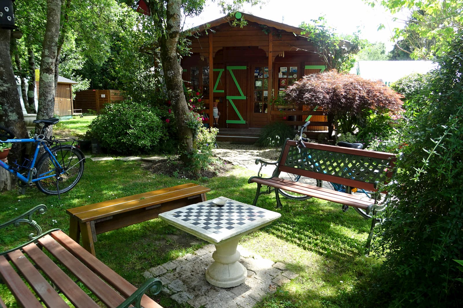 camping-accueil-bancs-table